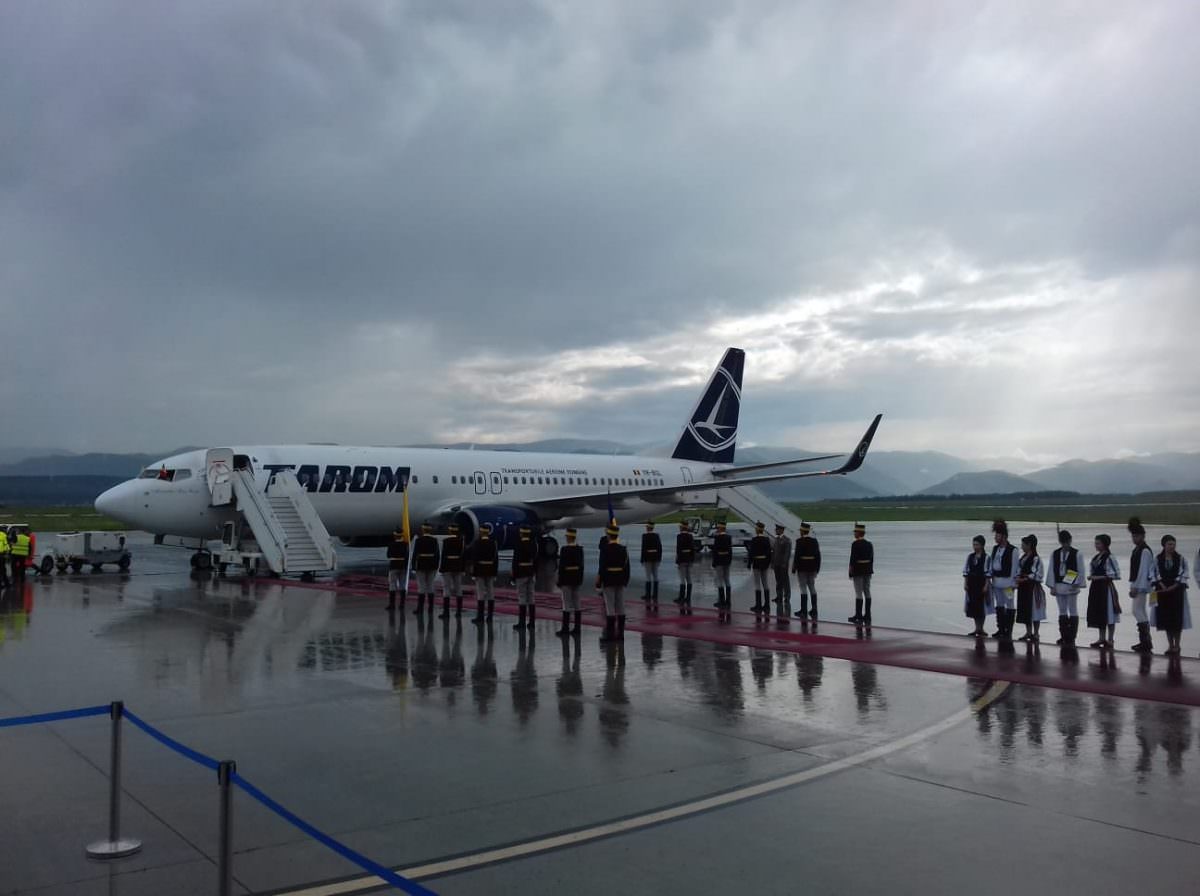 video foto - doi ani de la vizita papei francisc - imagini istorice de pe aeroportul din sibiu