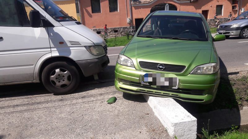 foto accident la şaroş pe târnave - un microbuz a lovit o mașină