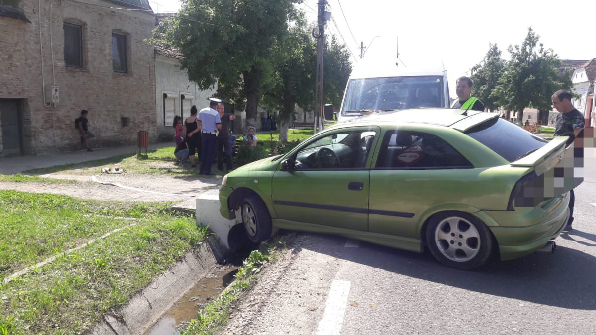 foto accident la şaroş pe târnave - un microbuz a lovit o mașină