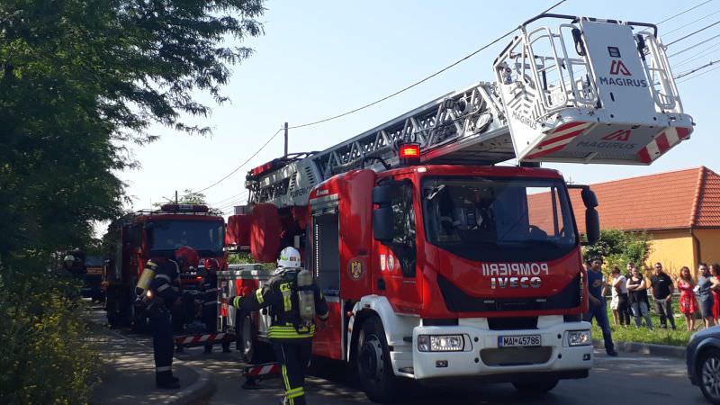 Cade tencuiala de pe un bloc din Vasile Aaron - Intervin pompierii