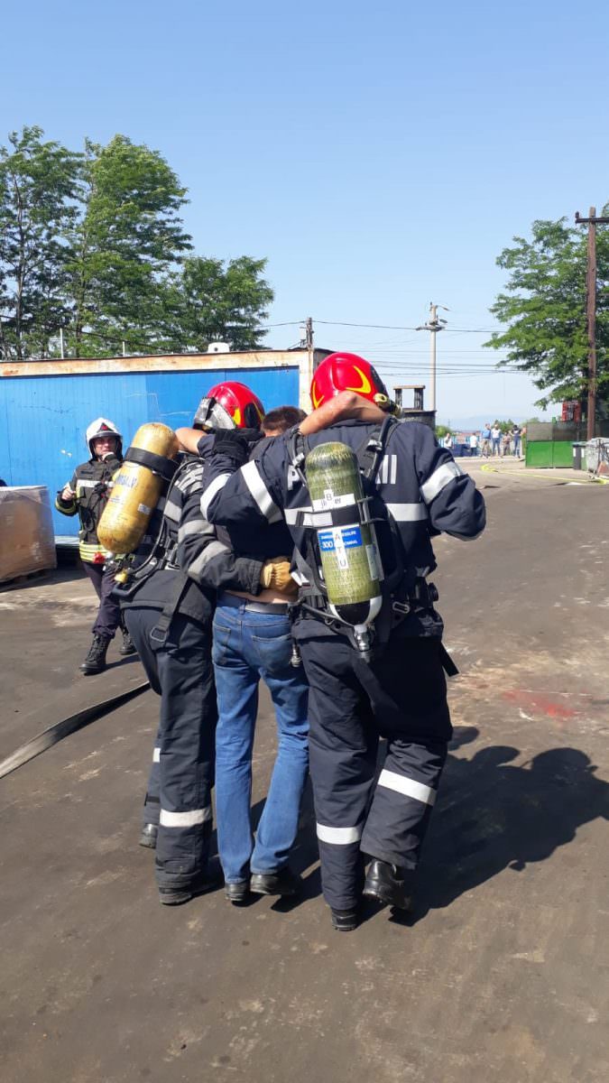 foto - intervenție de amploare a pompierilor la depozitul mistuit de flăcări la jifa - este un exercițiu