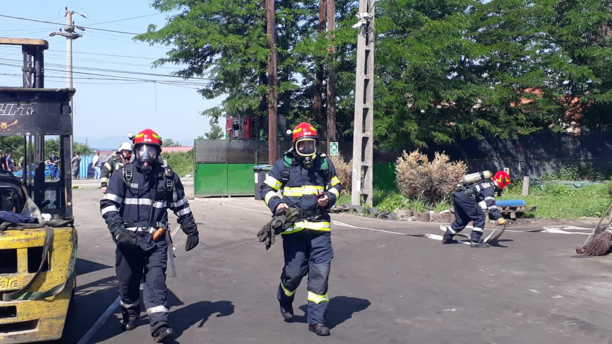 foto - intervenție de amploare a pompierilor la depozitul mistuit de flăcări la jifa - este un exercițiu