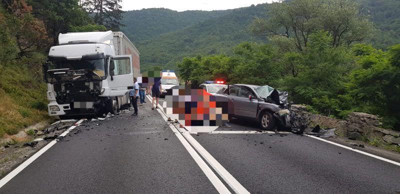 update foto accident mortal la boița. masină pe contrasens lovită de un tir