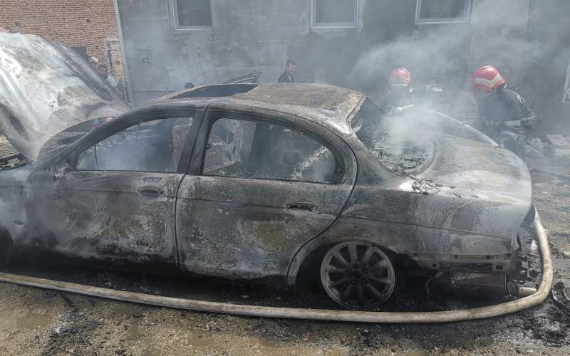 FOTO Un autoturism s-a făcut scrum la Ludoș. Nu a mai rămas nimic