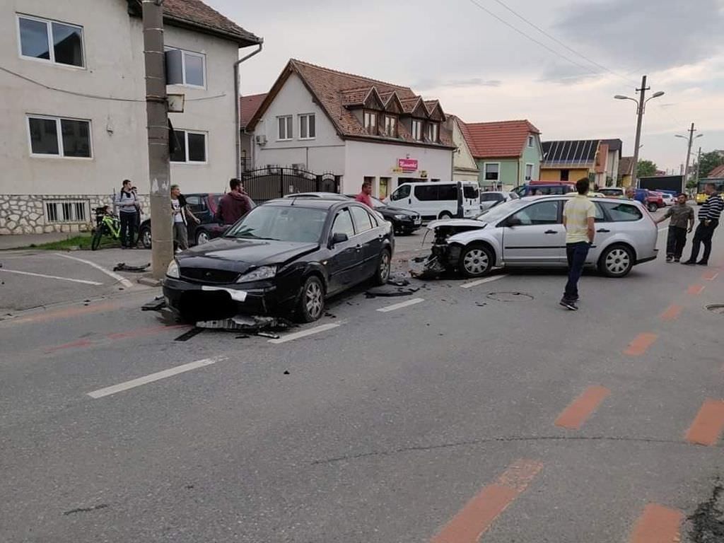 foto un copil și o femeie răniți - au fost implicați într-un accident în sibiu