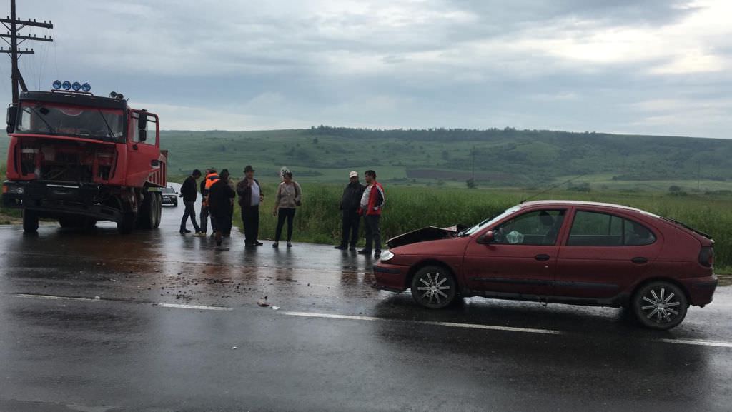 foto familie implicată într-un accident la cașolț – copiii de două luni și doi ani sunt răniți