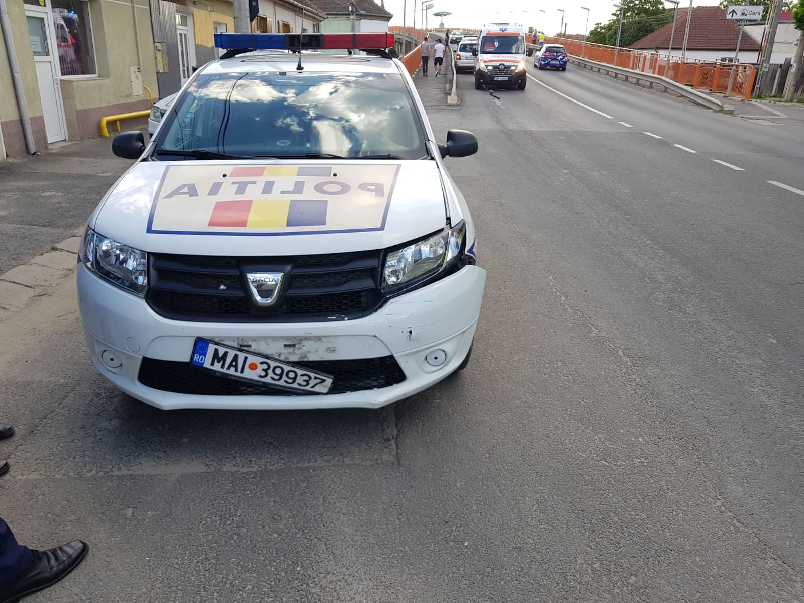 FOTO Accident pe Podul Gării - Un șofer a intrat în mașina Poliției