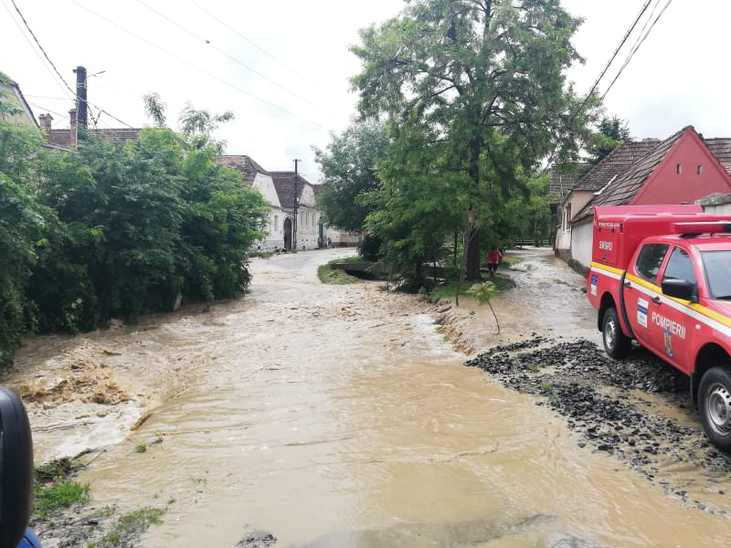 update foto video străzi inundate la apoldu de sus. o gospodărie plină cu apă