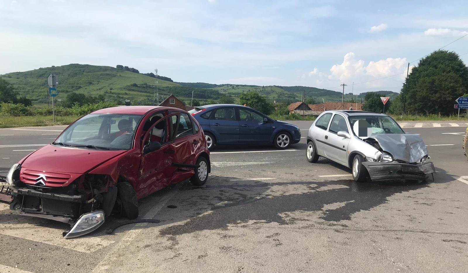 foto mașini făcute praf într-un accident la ațel