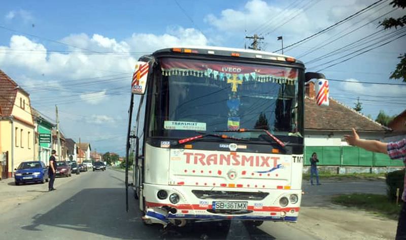 foto – mașină lovită de un autobuz transmixt la șura mică – o femeie este rănită