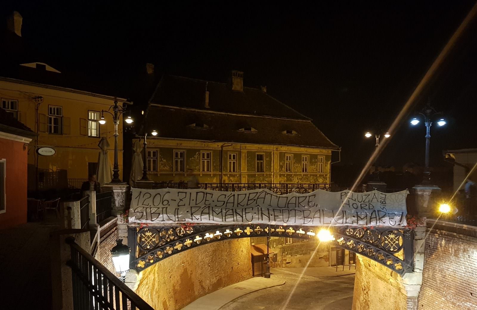 foto barajul pentru liga 1 - mesaje de încurajare pentru fc hermannstadt în centrul sibiului