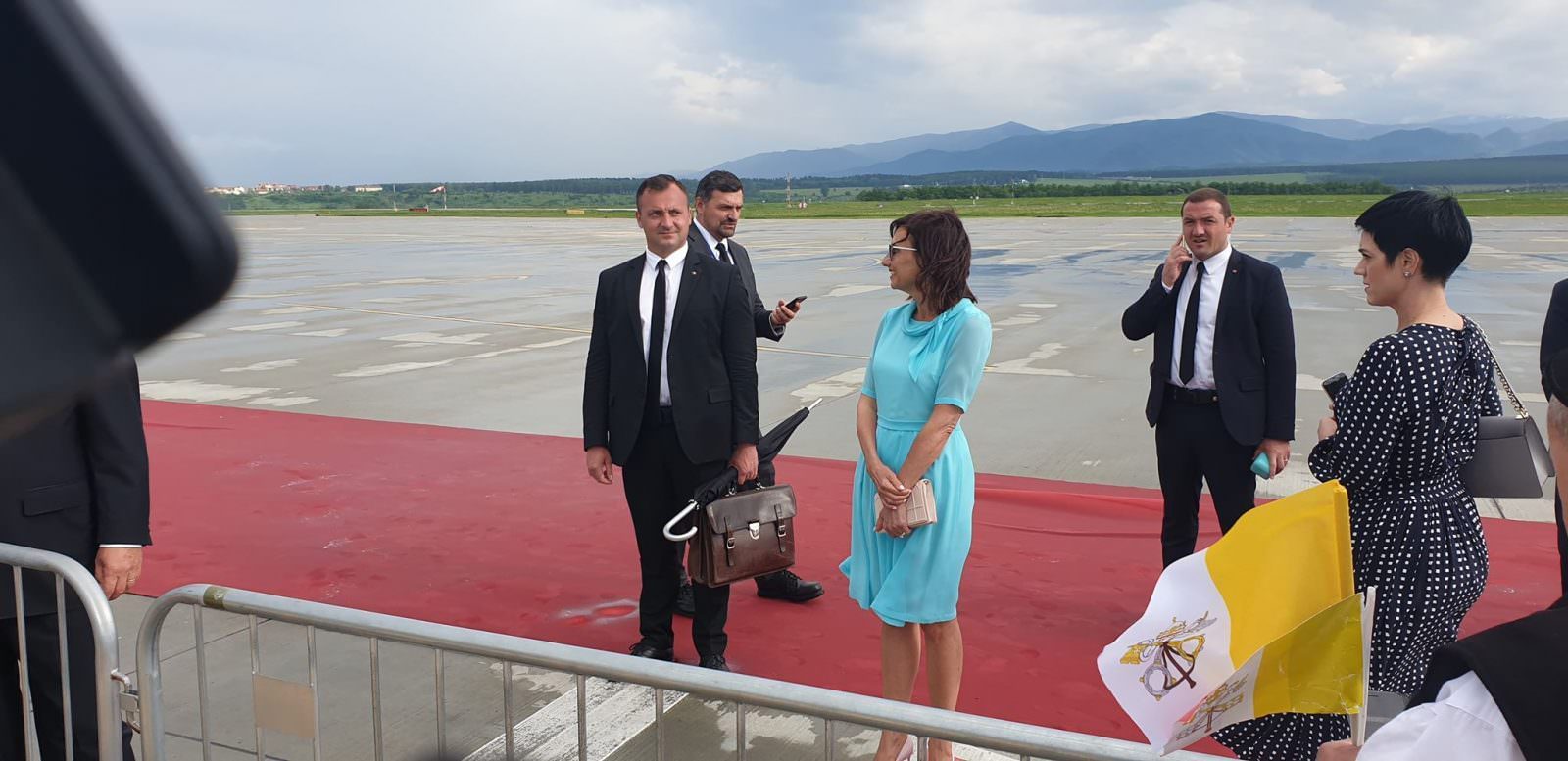 video foto klaus iohannis, baie de mulțime la aeroport - s-a fotografiat cu sibienii