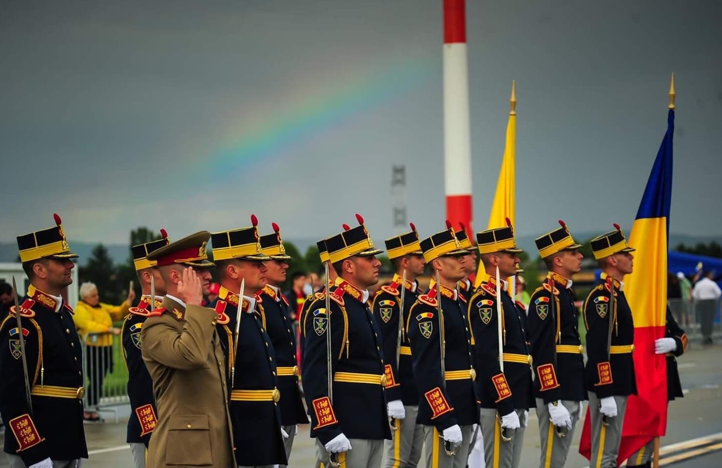 VIDEO FOTO Curcubeu la plecarea Papei Francisc de pe Aeroportul din Sibiu