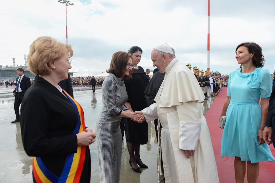 Cele mai frumoase fotografii de la vizita Papei la Sibiu - Una dintre ele este virală