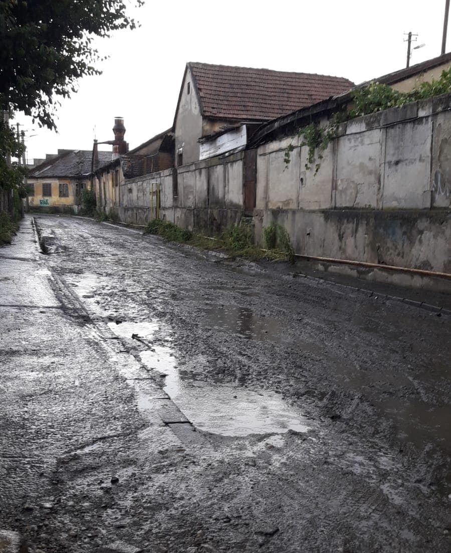 VIDEO FOTO - Ploaie torențială și grindină la Sibiu. Străzi inundate în Lazaret