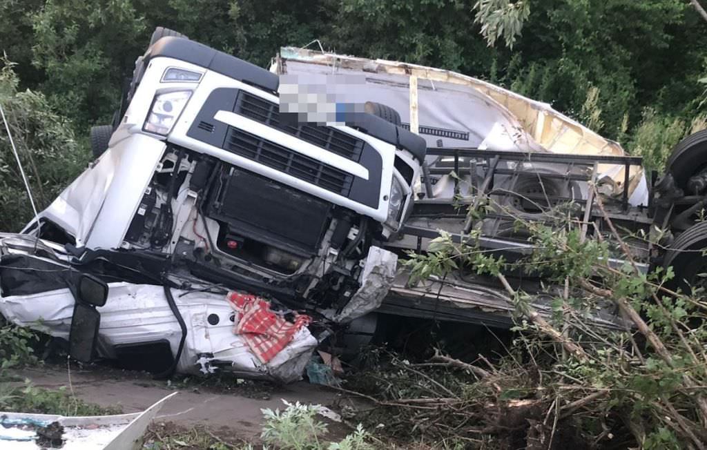 foto tir plin cu 20 de tone de ciocolată răsturnat pe malul oltului la călimănești