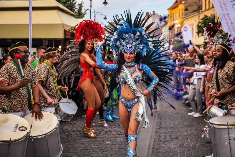 invitație irezistibilă pentru vineri la fits - păpuși uriașe, carnaval și circ în sibiu