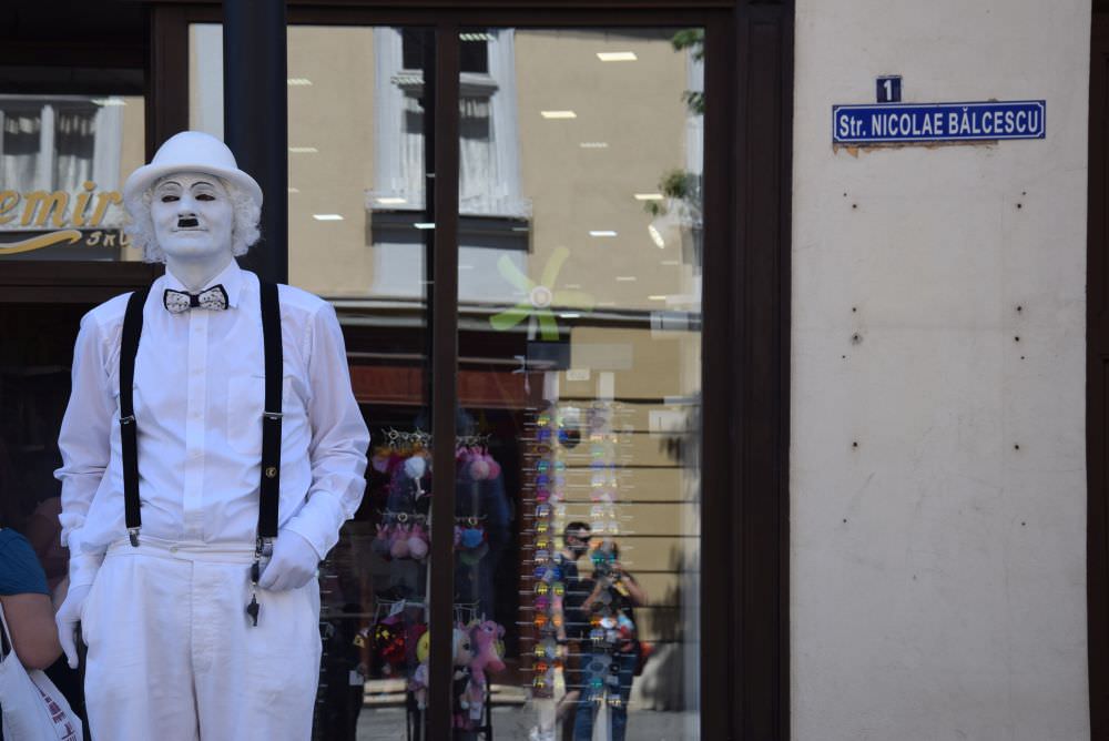 video foto - charlie chaplin împarte bomboane şi zâmbete în centrul sibiului