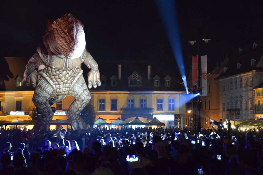 video foto - godzilla a cucerit piaţa mare în prezenţa a zeci de mii de sibieni