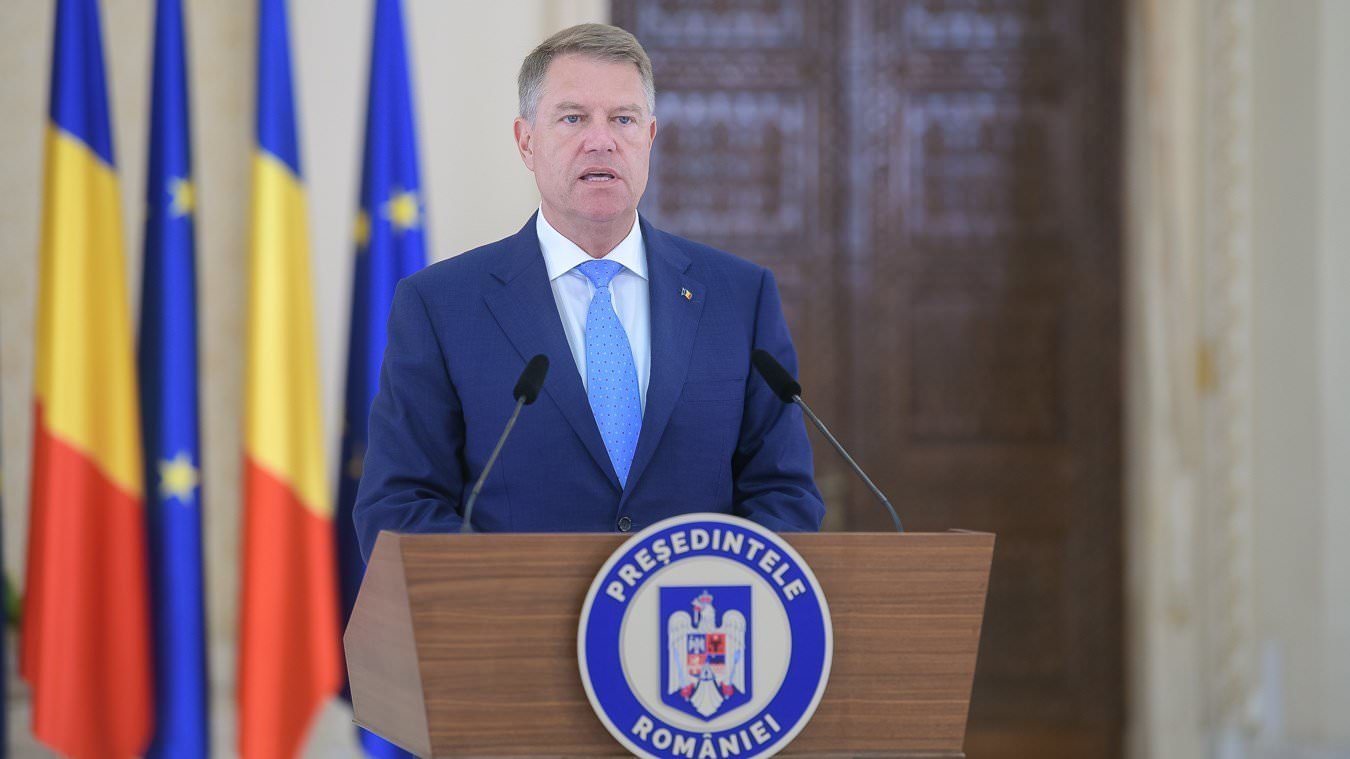 video iohannis aplaudat la sibiu. a primit medalia de onoare