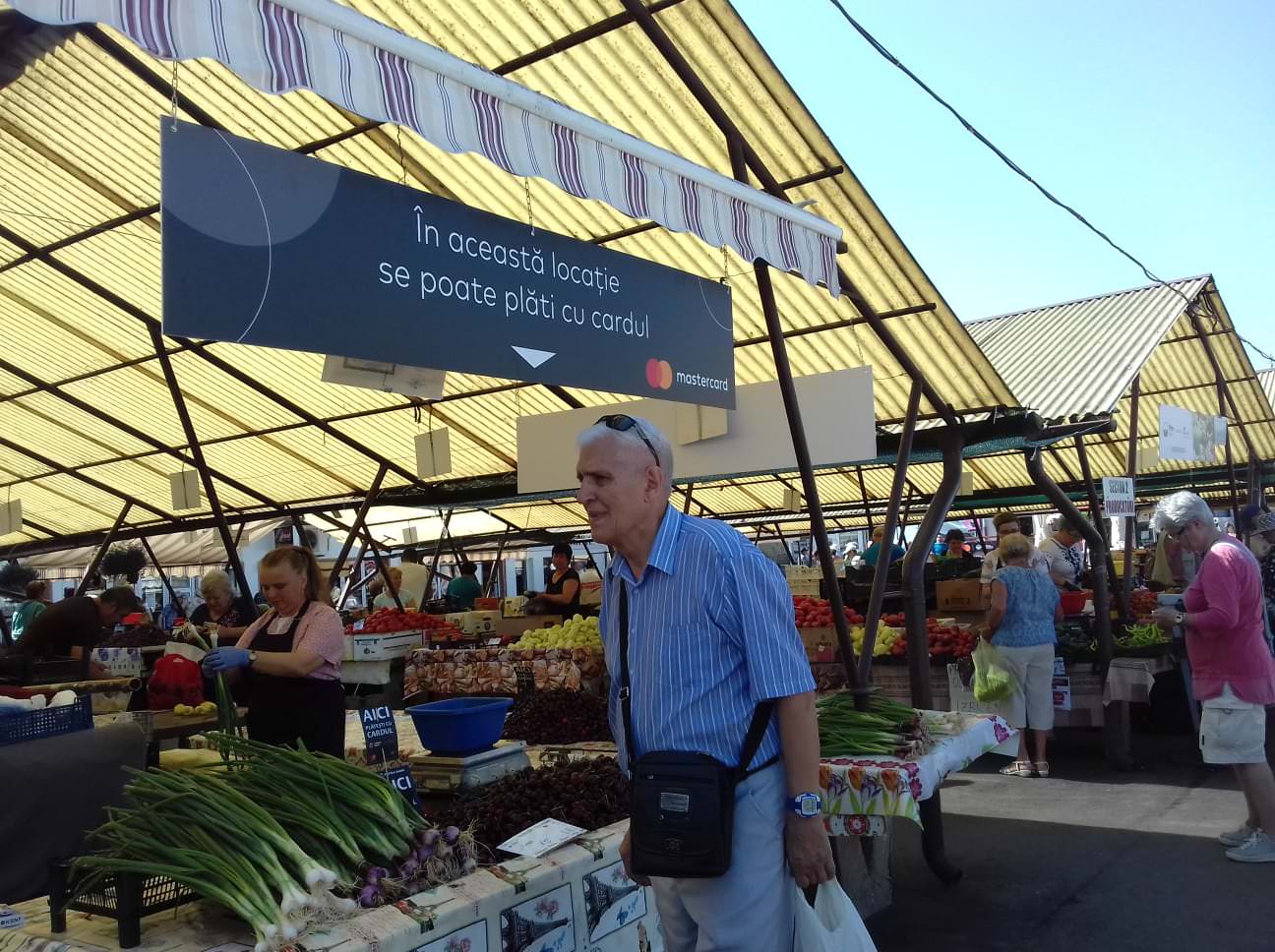 video foto piaţa cibin, singura din românia unde se poate plăti la tarabe cu cardul