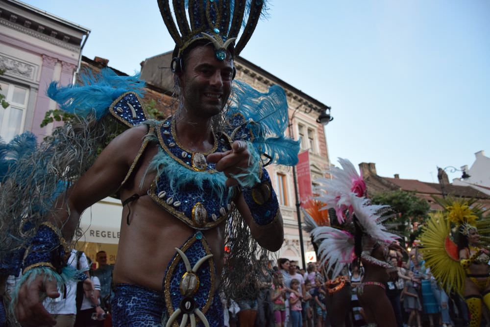 video foto - sibienii provocaţi să danseze samba sâmbătă pe nicolae bălcescu