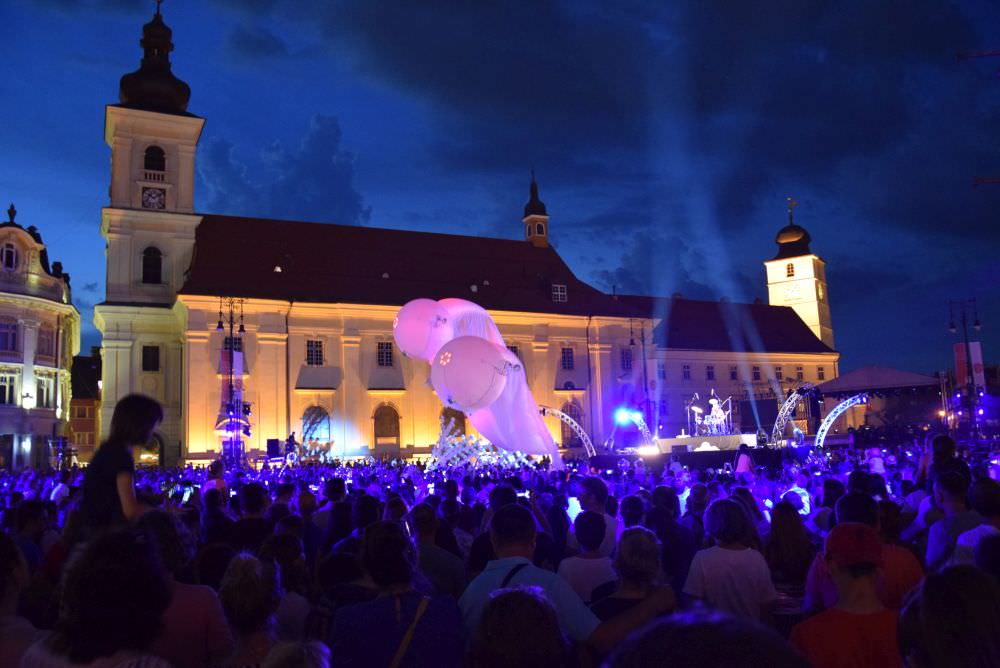 video foto - peste 120.000 de spectatori au fost la teatru în ultima zi de fits. este record absolut!