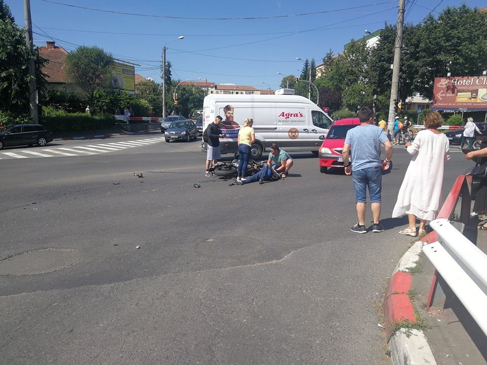 foto accident între o mașină și o motocicletă pe milea - șoferul era beat