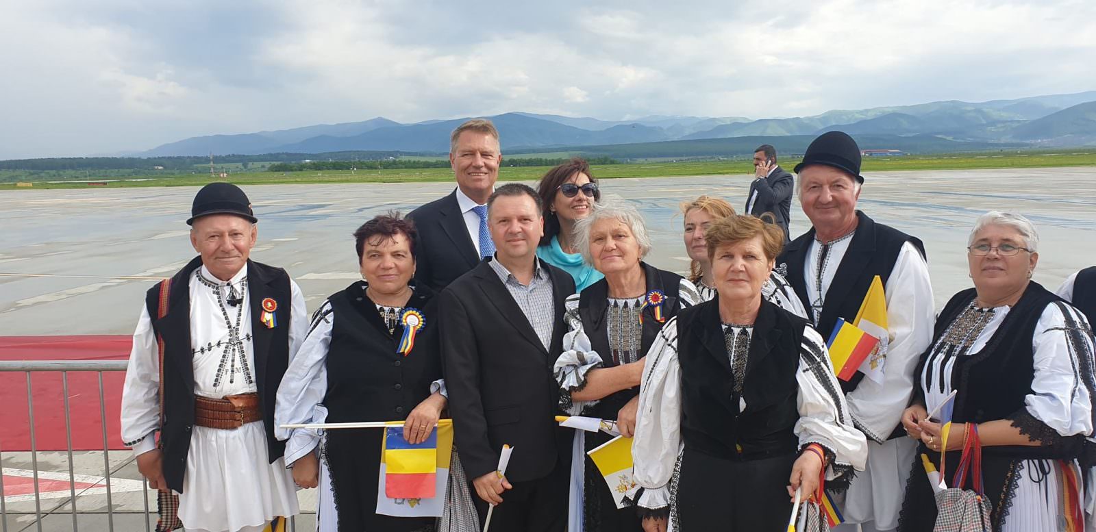 video foto klaus iohannis, baie de mulțime la aeroport - s-a fotografiat cu sibienii