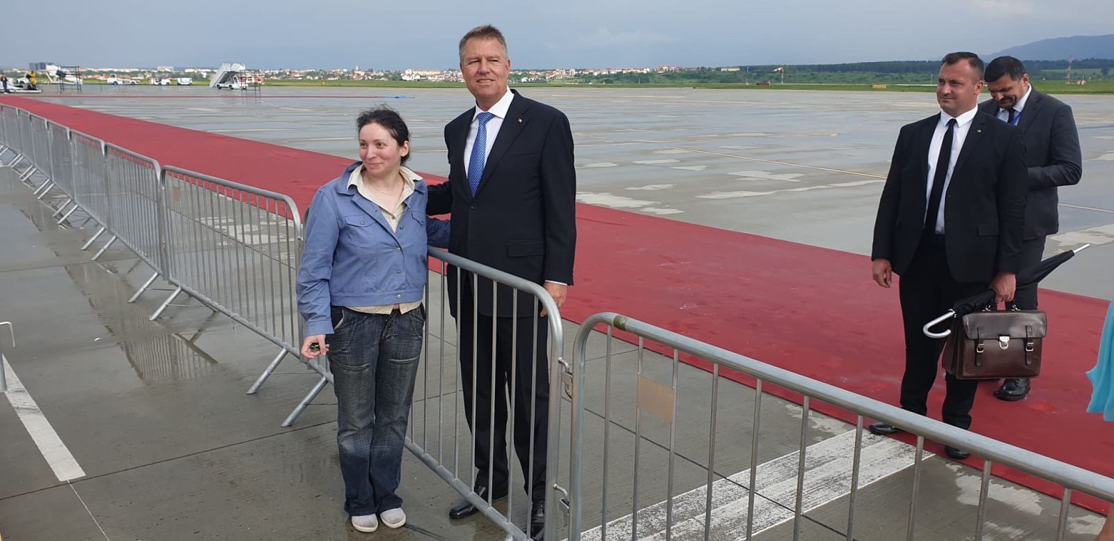 video foto klaus iohannis, baie de mulțime la aeroport - s-a fotografiat cu sibienii