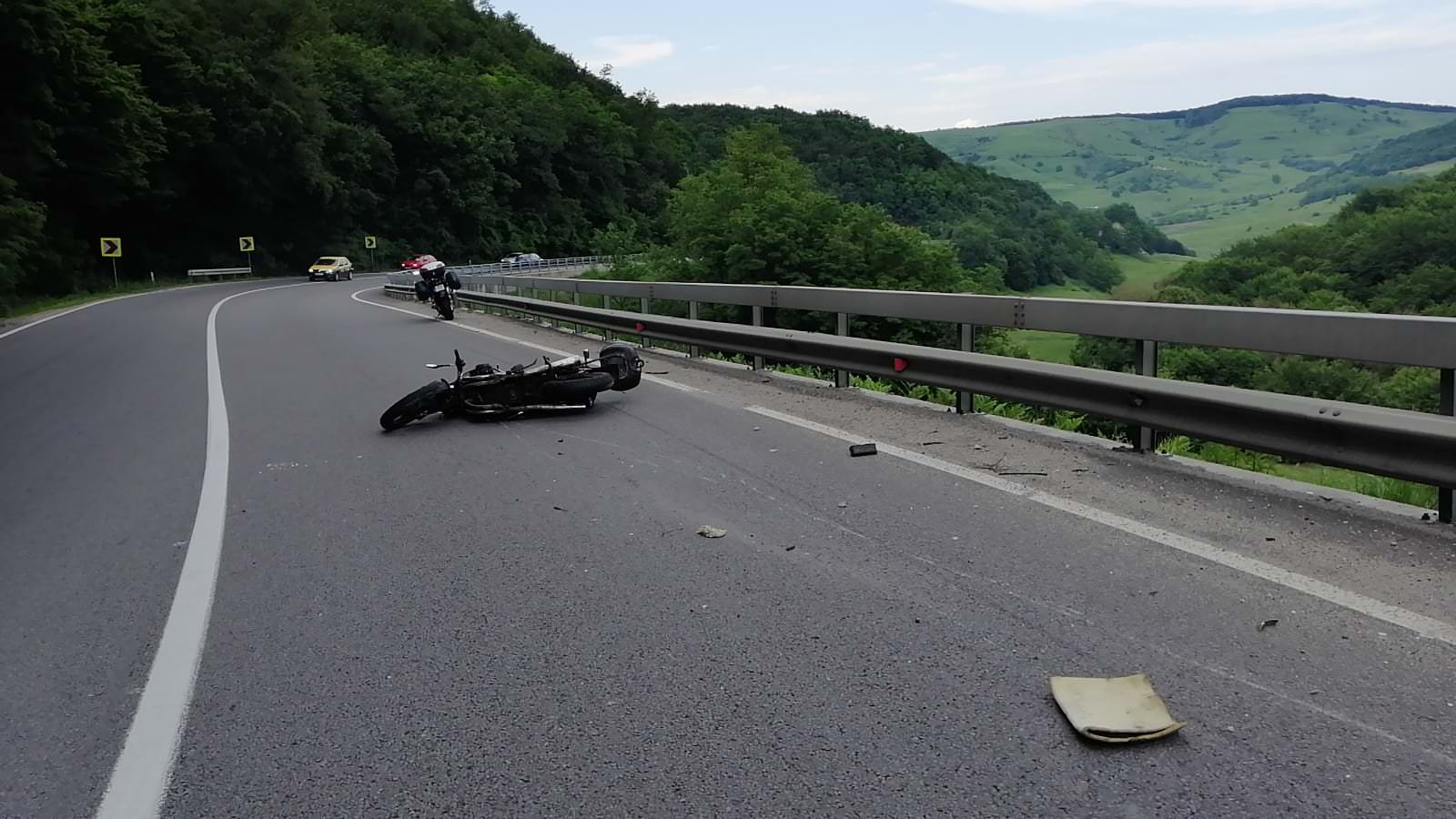 FOTO Motocicletă în parapet pe DN14 la Slimnic - Un cetățean străin rănit