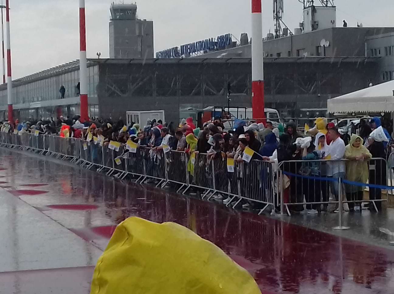 LIVE VIDEO Traseul Papei Francisc a fost deviat din cauza furtunii - Vine la Sibiu cu mașina