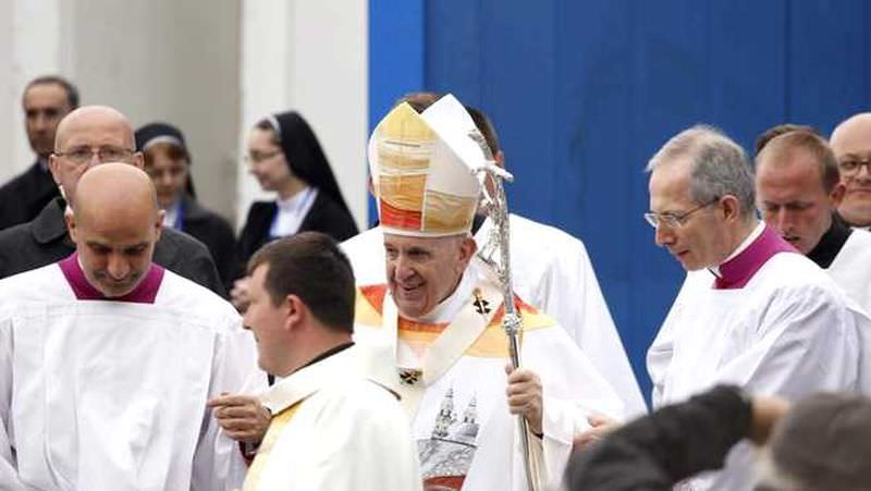 papa francisc ne îndeamnă să participăm la o rugăciune comună miercuri la prânz