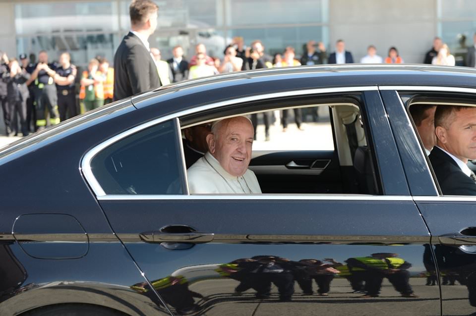 cele mai frumoase fotografii de la vizita papei la sibiu - una dintre ele este virală