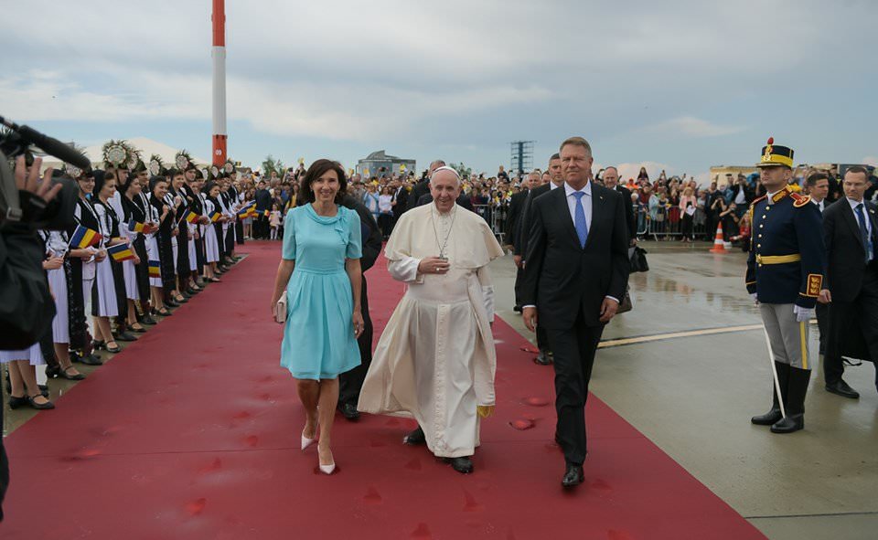 Cele mai frumoase fotografii de la vizita Papei la Sibiu - Una dintre ele este virală