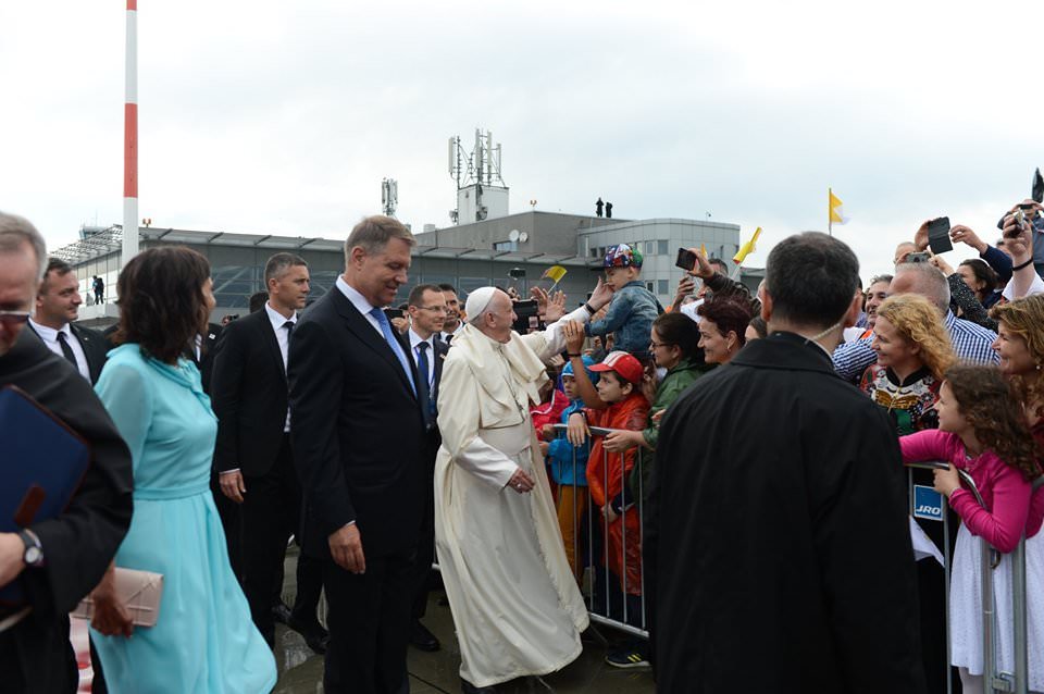 video foto - doi ani de la vizita papei francisc - imagini istorice de pe aeroportul din sibiu