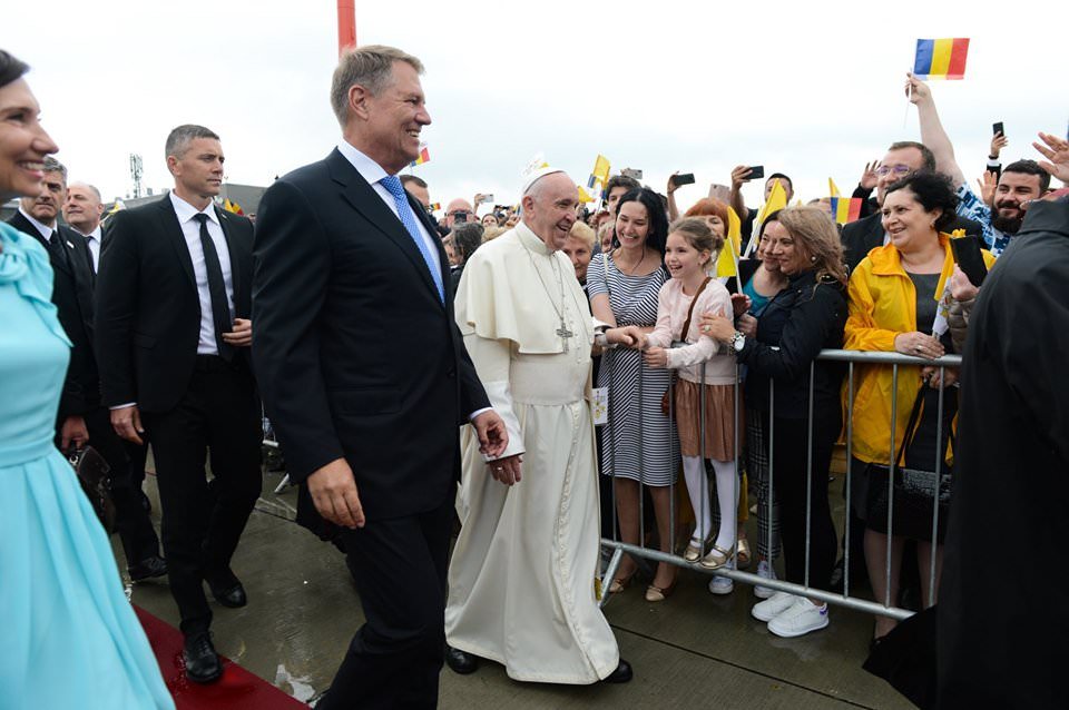 video foto - doi ani de la vizita papei francisc - imagini istorice de pe aeroportul din sibiu