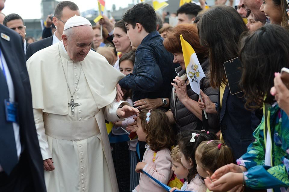 video foto - doi ani de la vizita papei francisc - imagini istorice de pe aeroportul din sibiu