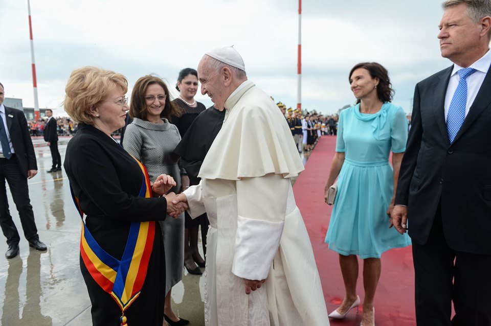 video foto - doi ani de la vizita papei francisc - imagini istorice de pe aeroportul din sibiu