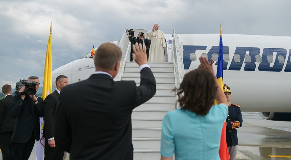 video foto - doi ani de la vizita papei francisc - imagini istorice de pe aeroportul din sibiu