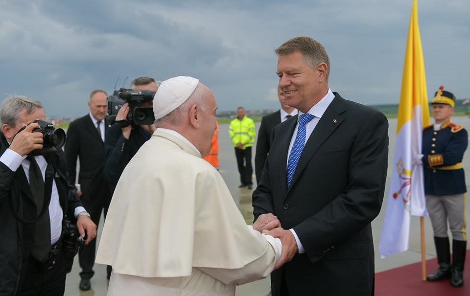 video foto - doi ani de la vizita papei francisc - imagini istorice de pe aeroportul din sibiu