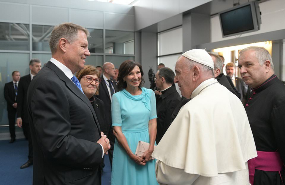 Cele mai frumoase fotografii de la vizita Papei la Sibiu - Una dintre ele este virală