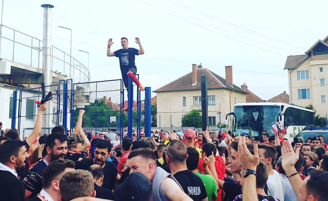 VIDEO FOTO - Fiesta în fața stadionului Municipal după ce Sibiu a scăpat de retrogradare