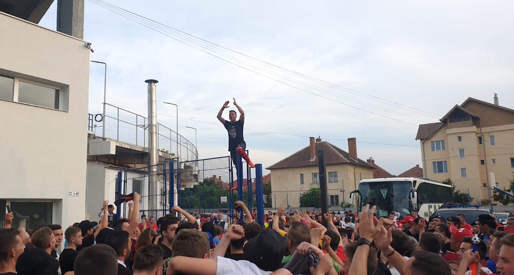 video foto - fiesta în fața stadionului municipal după ce sibiu a scăpat de retrogradare