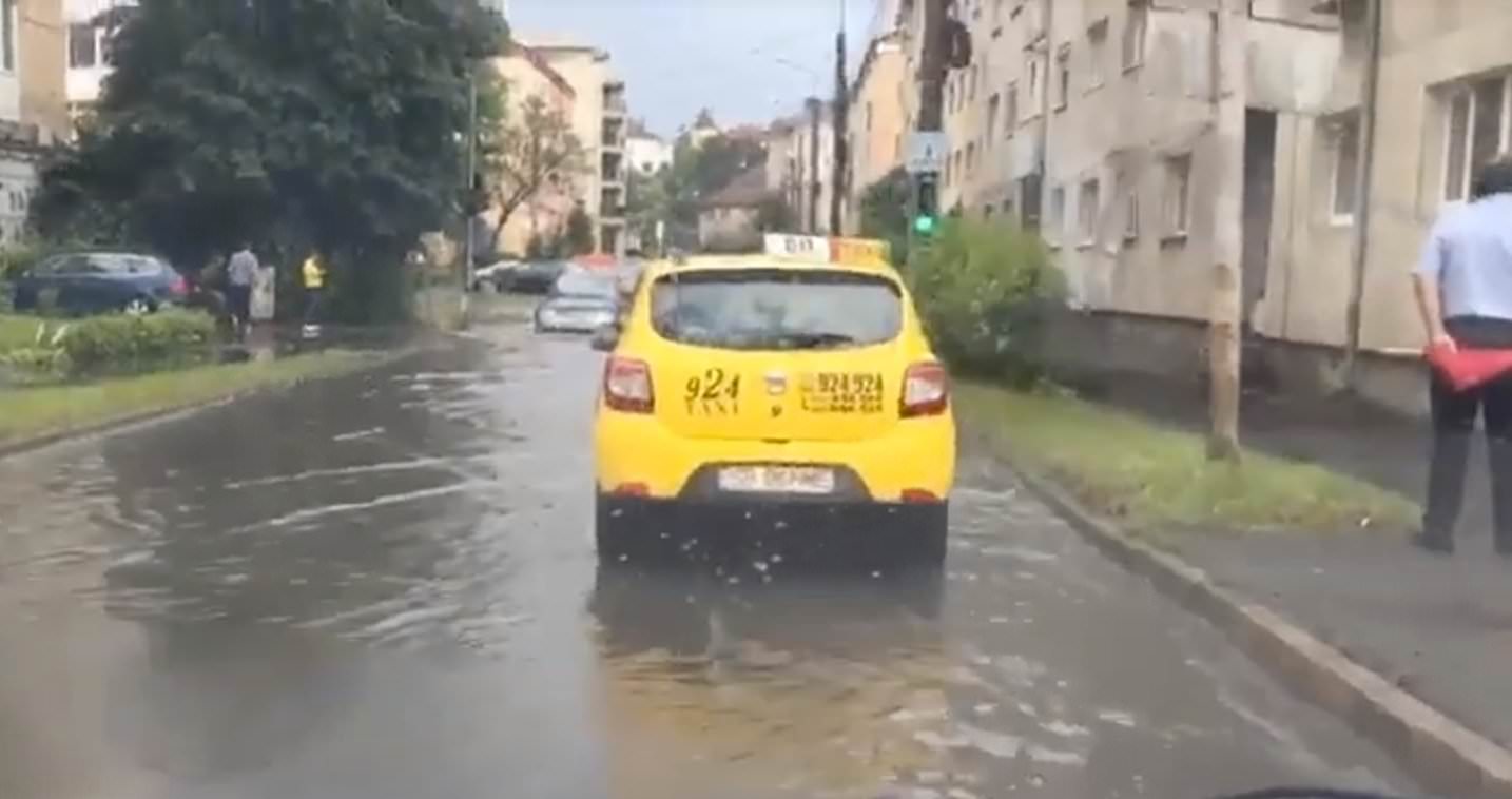 video update: furtuna a inudat străzi la sibiu - imagini din ștrand și hipodrom