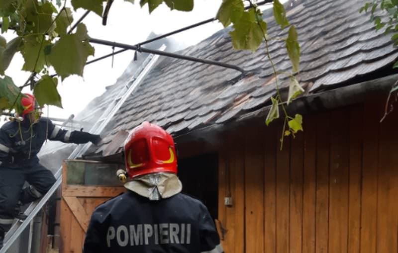 incendiu de vegetație uscată la netuș - focul s-a extins la o șură