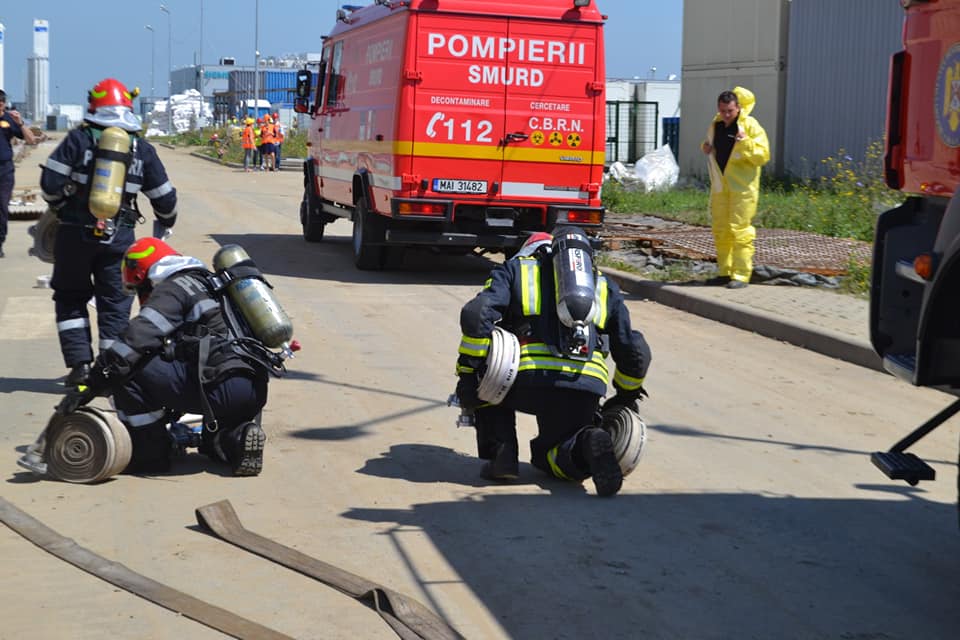 FOTO Accident chimic urmat de un incendiu la o fabrică din Sibiu - Scenariul pus în practică de pompieri