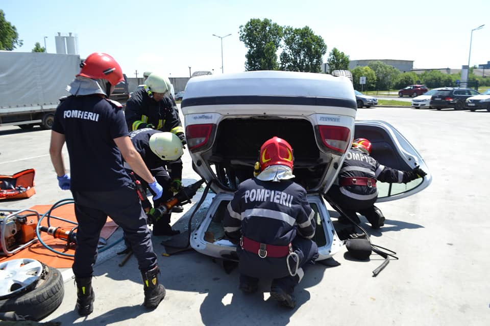 FOTO Accident chimic urmat de un incendiu la o fabrică din Sibiu - Scenariul pus în practică de pompieri