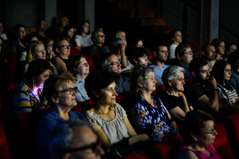 persoanele vaccinate ar putea merge fără mască la teatru și operă