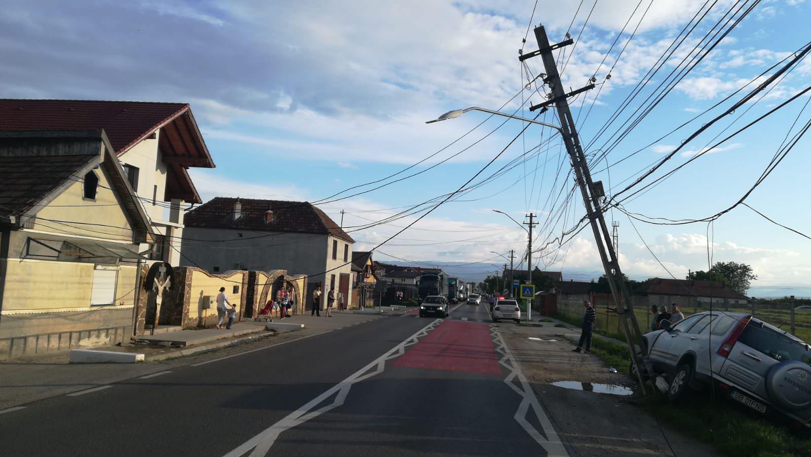 foto un șofer neatent a intrat într-un stâlp de curent la șura mare